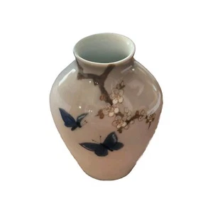 Vase with Cherry Blossom Twig butterfly, Bing & Grondahl no. 262-5239 - Picture 1 of 9