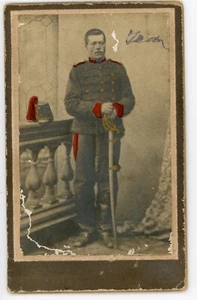 Vintage CDV Foto Hand getönt koloriert, Jean posiert Brandenburg Shako - Bild 1 von 2