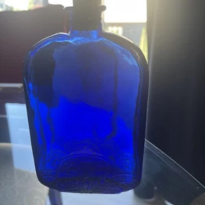 ¡Raro! Botellas de vidrio vintage europeas azul cobalto con patrón floral en relieve - Imagen 1 de 8