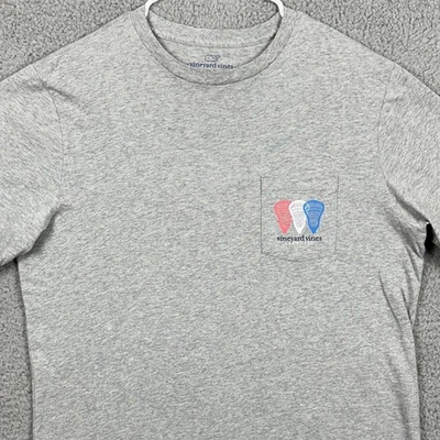Camiseta de Lacrosse Vineyard Vines Camiseta Gráfica Para Hombres Gris Medio Bolsillo Manga Corta Foto 1 de 4