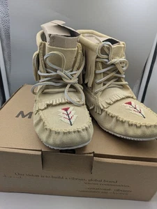 New With Box Manitobah Harvester Canyon Natural Suede Mukluks Moccasins Size 9 - Picture 1 of 14