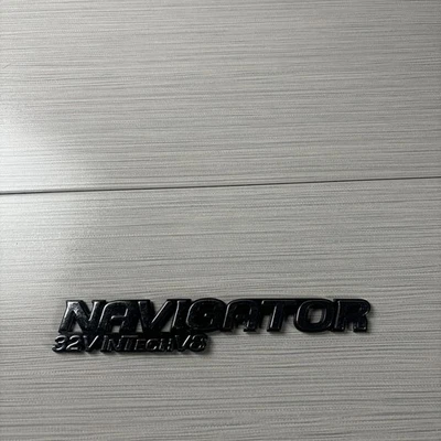 Placa de identificación emblema guardabarros Lincoln Navigator 32V InTech V8 negra cromada Foto 1 de 4