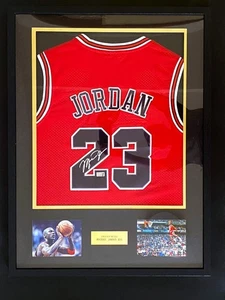 Uniforme autografiado Michael Jordan enmarcado - Imagen 1 de 8