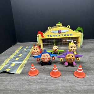 Jay Jay The Jet Plane Tarrytown Hanger Play Set Custodia 5 Figure Cono T22 - Foto 1 di 24