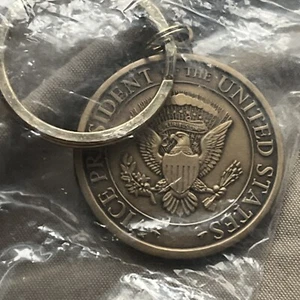 Llavero vintage vicepresidente de los Estados Unidos firmado Al Gore - Imagen 1 de 4