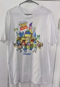 Camiseta para hombre Disneyland Disney Pixar Toy Store blanca Buzz Lightyear Woody L - Imagen 1 de 4
