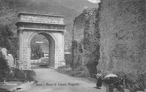 1712) CARTOLINA SUSA ARCO CESARE AUGUSTO ANIMATA DONNA OMBRELLINO VG 1910 TORINO - Picture 1 of 2