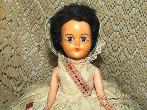 DE COLECCIÓN DÉCADA DE 1950 DEBUTANTE NIÑA PUFF CREMA ENCAJE VESTIDO OJOS SOMNOLIENTOS MUÑECA CABELLO OSCURO - Imagen 1 de 7