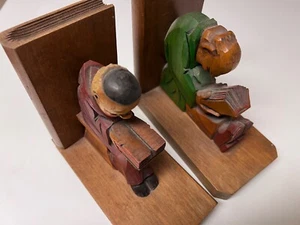 Paar deutsche Buchstützen aus geschnitztem Holz - Bild 1 von 8