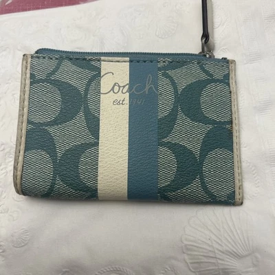 Cartera Coach Change con cremallera y llavero Foto 1 de 4