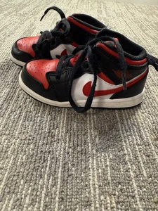 Nike Air Jordan 1 Mid Schuhe Kleinkind Größe 9C schwarz rot weiß Bred Retro Turnschuhe - Bild 1 von 9