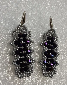 Orecchini pendenti handmade con perline di vetro porpora e argento - Foto 1 di 2