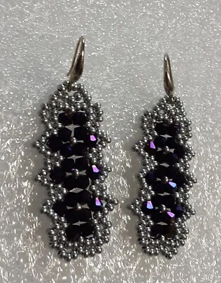 Orecchini pendenti handmade con perline di vetro porpora e argento - Immagine 1 di 2