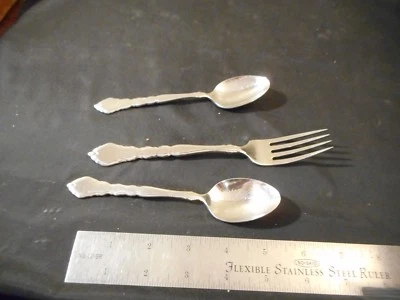 2 Oneida Community Royal Chippendale teaspoons + dinner fork - Image 1 of 3
