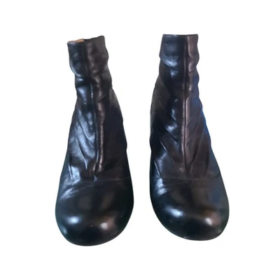 Botines Miz Mooz Afinia de cuero negro acanalados con cremallera talla 7,5 Foto 1 de 4