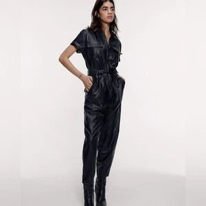 Mono negro de imitación de cuero vegano de Zara manga corta talla pequeña - Imagen 1 de 12