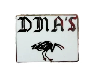 **NEU** DMA'S DMAS Emaille Pin Abzeichen. Vorerst Steinrosen, Oase, Indie, Tickets - Bild 1 von 1