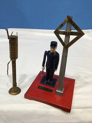 Vtg LIONEL CORPORATION NO. 1045 FLAGMAN TRAIN SET ACCESSORY & Fueling Station - Image 1 of 4