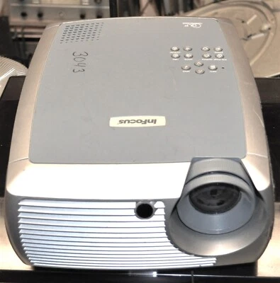 INFOCUS X2 LCD DIGITAL PROJECTOR WITH BULB GOOD CONDITION  SCHOOL SURPLUS - Image 1 of 2
