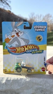 2025 Hot Wheels Racer Verse Looney Tunes Bugs Bunny Gold CHASE - Bild 1 von 6