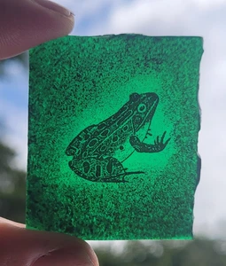 Stained glass Frog small piece traditional kiln fired 4.5 cm x 4 cm permanent - Picture 1 of 3