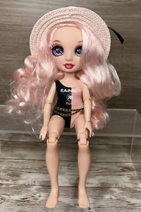 Rainbow High - Muñeca Bella Parker Pacific Coast - Sombrero y traje de baño articulado - Imagen 1 de 6