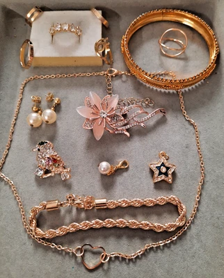 Lot de bijoux fantaisie , modernes, anciens et/ou vintage - Immagine 1 di 4