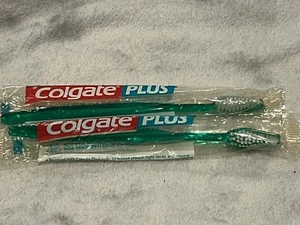 Vtg  2 Colgate Plus Toothbrush Diamond Full Head Soft Bristle Green - Picture 1 of 4