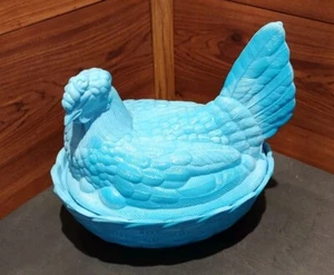 LARGE VINTAGE LIGHT BLUE SWIRL MILK GLASS HEN ON NEST LIDDED CANDY DISH - Picture 1 of 21