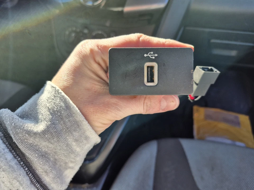 Tomada auxiliar instrumento Ford Focus 2017 soquete USB receptáculo HU5T-14F014-AB - Imagem 1 de 4