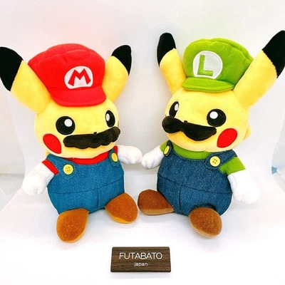 Juego de 2 Pokemon Center Original Mario Pikachu Luigi Pikachu Peluche Excelente - Imagen 1 de 4