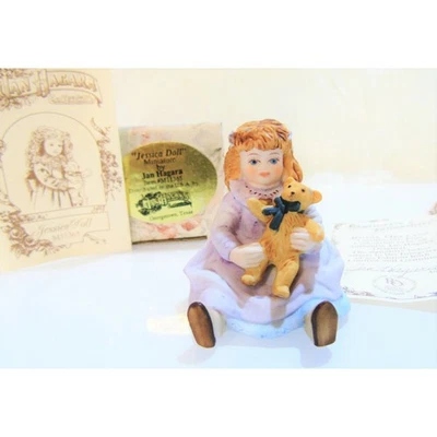 Jan Hagara Jessica Muñeca Miniatura Porcelana Figura 1.5" Sosteniendo Oso de Peluche Caja Foto 1 de 4