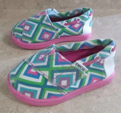 Zapatos planos de lona informales sin cordones Toms Classics Aqua Village Geo para niños pequeños T5 Foto 1 de 4