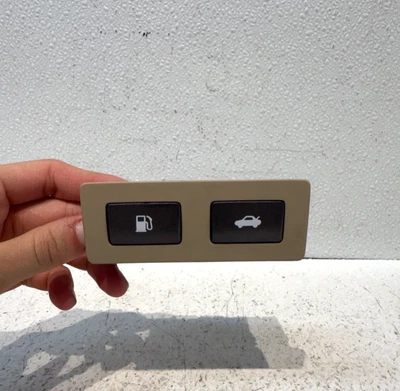 2007 - 2012 Lexus LS460 tampa do porta-malas painel de acabamento interruptor de porta de combustível aberto 15C041 fabricante de equipamento original - Imagem 1 de 4