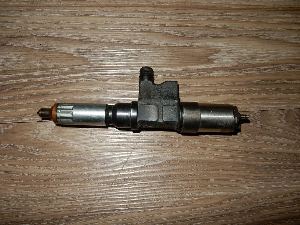 Denso Diesel Engine Fuel Injector 05R 0372 (0146 / 1604) OEM - Image 1 of 3