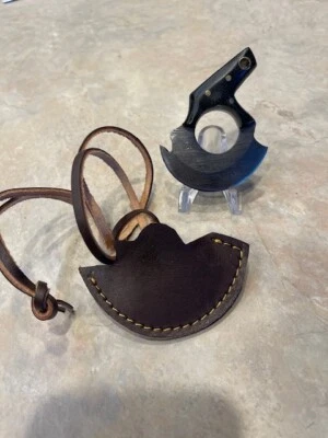 Cuchillo de hoja de acero Ulu Damasco miniatura, mango de carbono colgador de cuello de cuero Foto 1 de 3