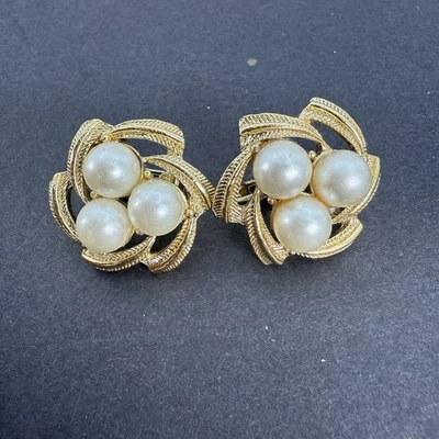 Brincos femininos assinados Sarah Coventry tom dourado falso pérola clipe - Imagem 1 de 4