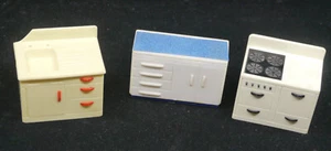 L ~~ VINTAGE RENWAL, PLASCO PLASTIC DOLLHOUSE KITCHEN FIXTURES, STOVE, SINK - Picture 1 of 6