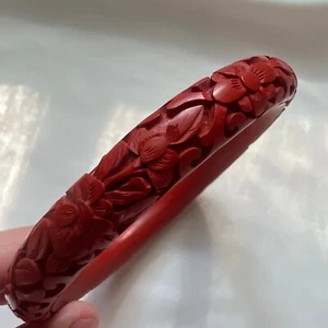 Vintage Cinnabar Red Carved Flower Floral Design Bangle Costume Estate Bracelet - Picture 1 of 9