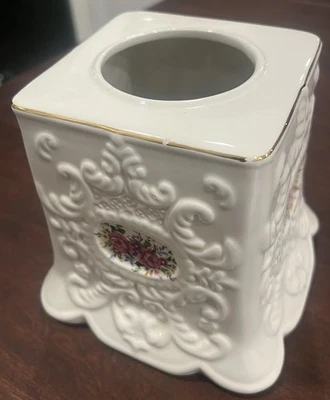Caja de pañuelos de cerámica vintage formalidades de Baum Bros con adornos dorados florales Foto 1 de 4