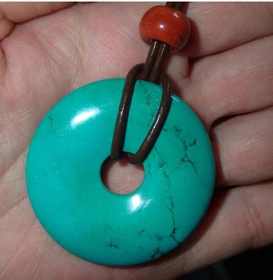 Colgante Donut Turquesa con Cuentas de Jaspe en Cuero Ajustable Foto 1 de 2
