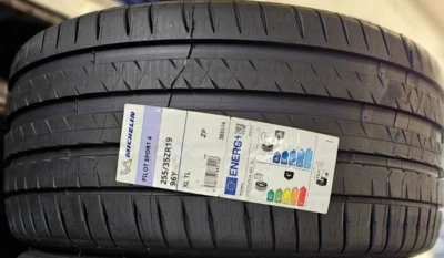 MICHELIN PILOT SPORT 4 255/35 ZRFT19 96Y XL 255 35 19 RUNFLAT ZP TYRE 2553519 - Image 1 of 3