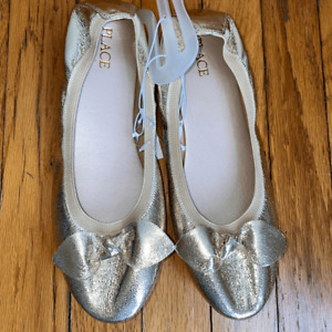 New NWT gold ballerina shoes with bow size 6 the children’s place