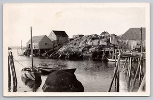 Cartolina RPPC Peggy's Cove, Nuova Scozia Canada Costa Rocciosa, Fishing Shacks Pier - Foto 1 di 3