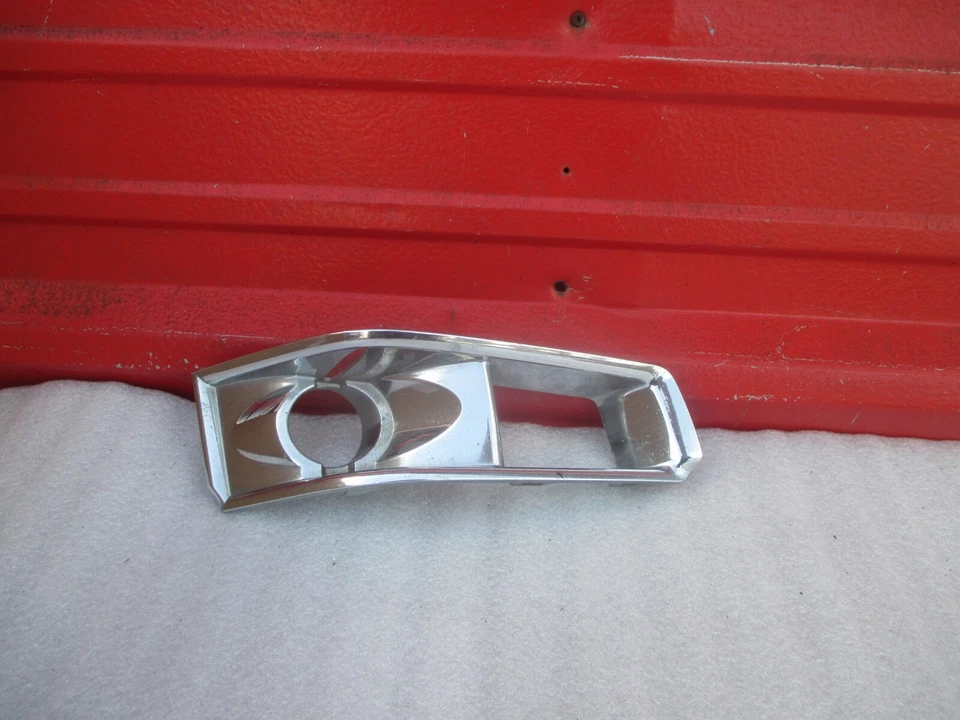 Cadillac CTS 2009 faro antiniebla delantero bisel lado derecho cromado 10 11 12 13 OEM 15904575 Foto 1 de 4