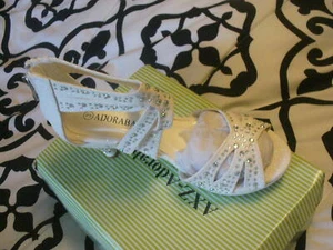  AXZ Adorababy Girl White Embellished Sparkle Rear Zip Shoe Sz 3 With Heel NWB - Picture 1 of 7