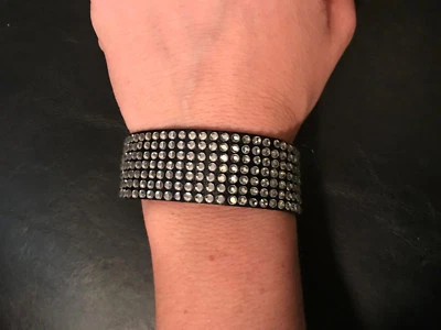 NUEVO ANTHROPOLOGIE Brazalete Brazalete Brazalete Negro Estrás Rock Glam Tachonado - $58 Foto 1 de 2