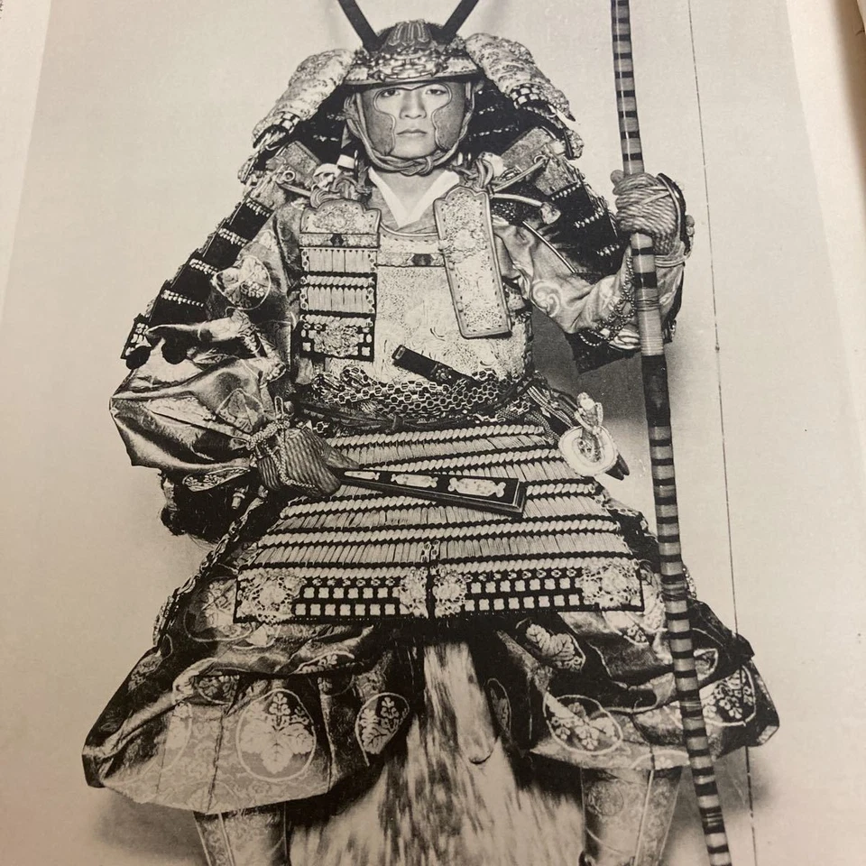 Libro Busou Zusetsu Keizo Suzuki Meiji Tosho Samurai Yoroi publicado en 1954 Foto 1 de 4