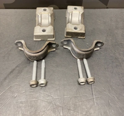 CONJUNTO DE SUPORTES DE BARRA OSCILANTE FRONTAL 2012 AUDI R8 GT V10 OEM USADO - Imagem 1 de 4