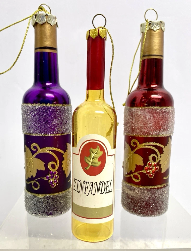 Botellas de vino tinto y púrpura de copa de bodega toscana y adornos navideños Zinfandel Foto 1 de 4